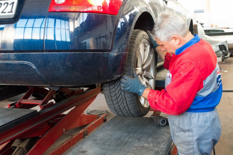ecommerce-MASSOINS-min_auto_repair_repair_lift_auto_mechanic_work_clothes_master_professional_man_of_the_fold-685629