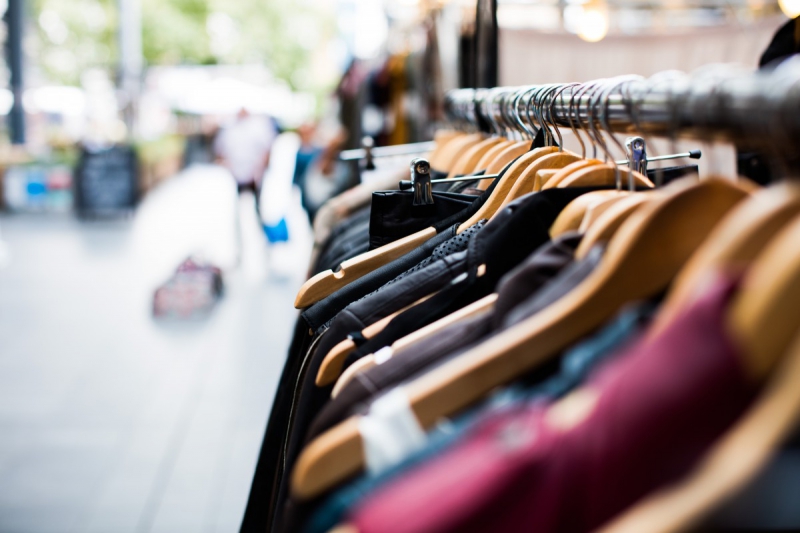 ecommerce-MASSOINS-min_blur_close_up_focus_hanger_jacket_market_people_rack-1176303
