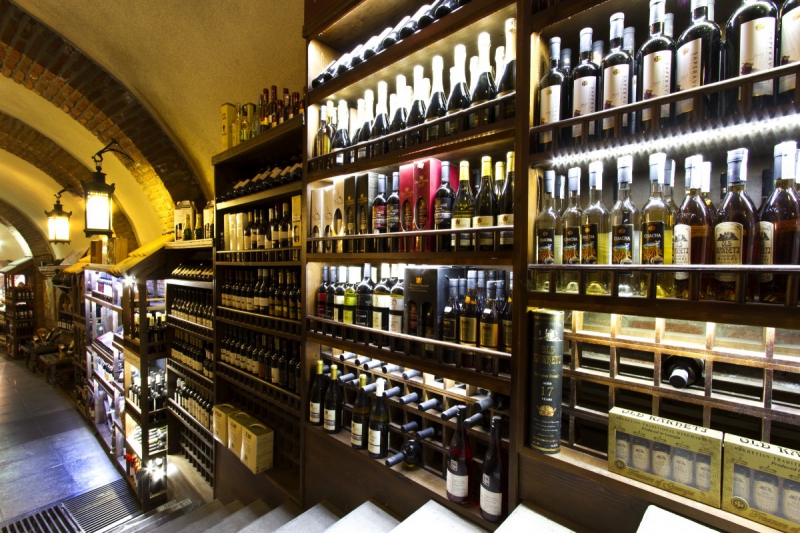 ecommerce-MASSOINS-min_world_street_travel_shop_canon_georgia_wine_bottles-429767